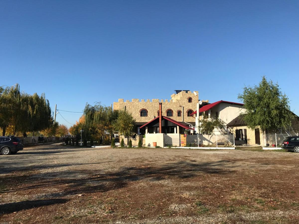 Royal Castle Hotel Pascani Exterior photo